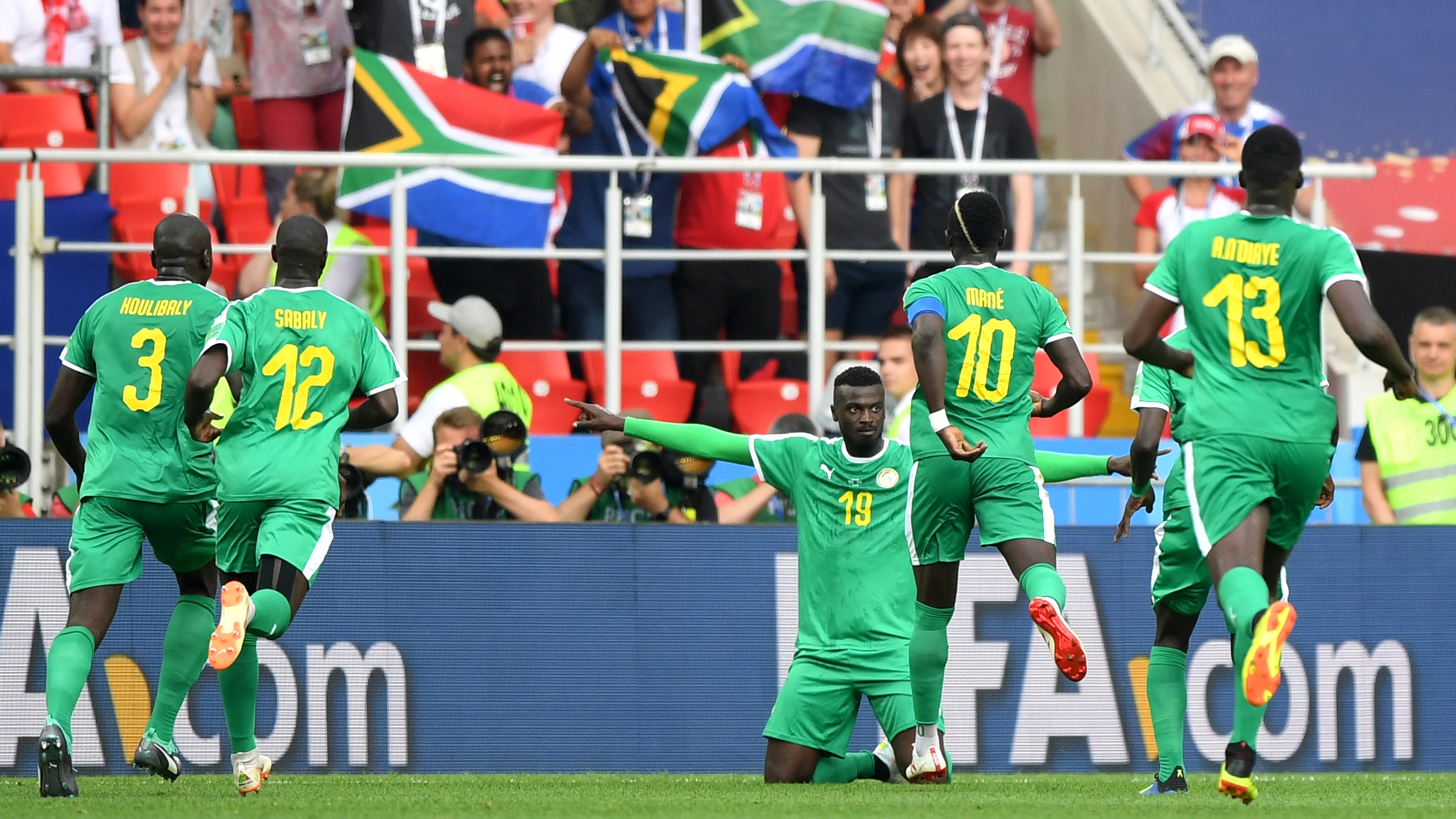 Los jugadores de Senegal celebran uno de los goles contra Polonia