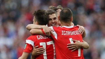 Los jugadores rusos celebran el gol de Golovin ante Arabia Saudí