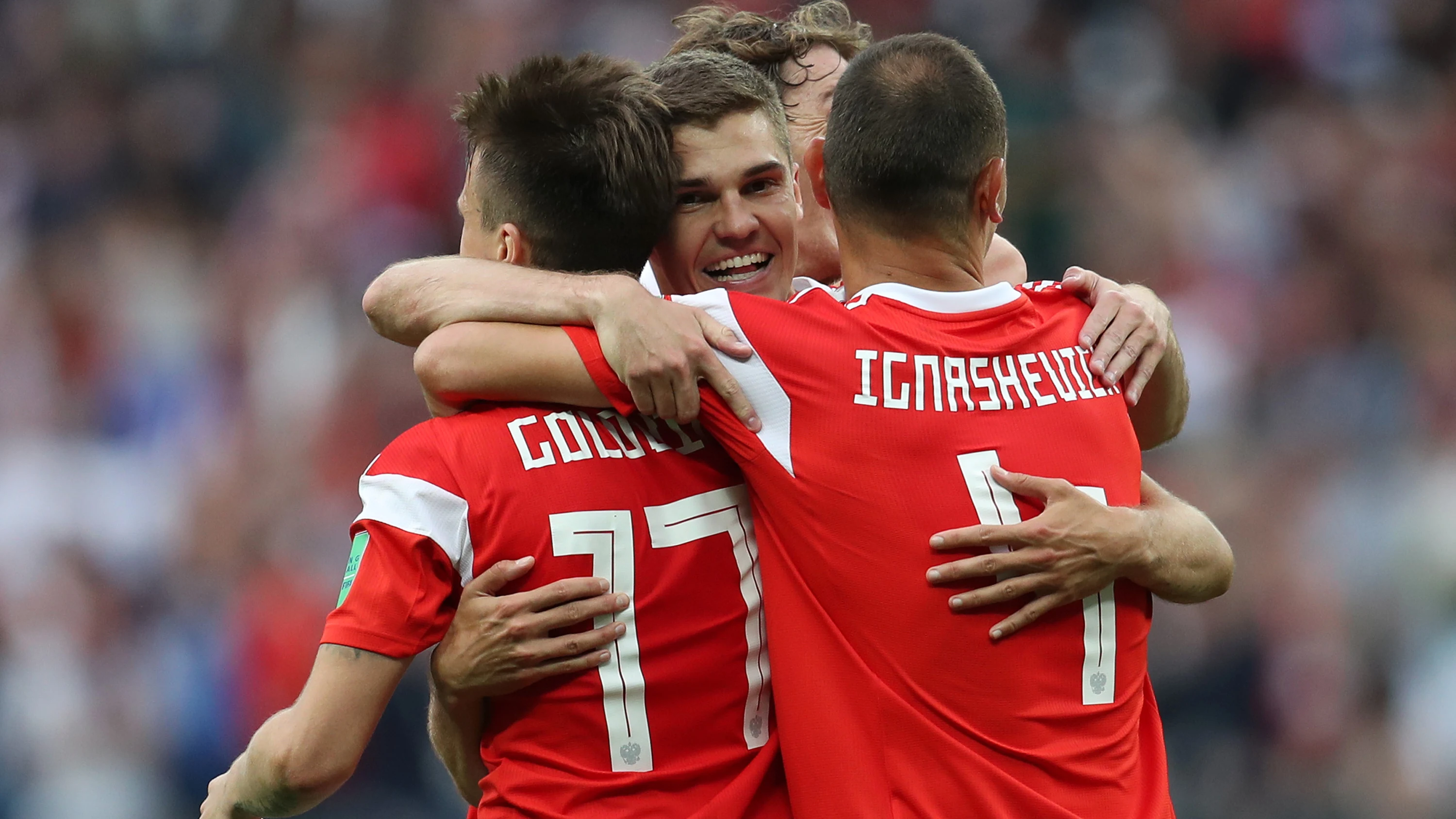 Los jugadores rusos celebran el gol de Golovin ante Arabia Saudí