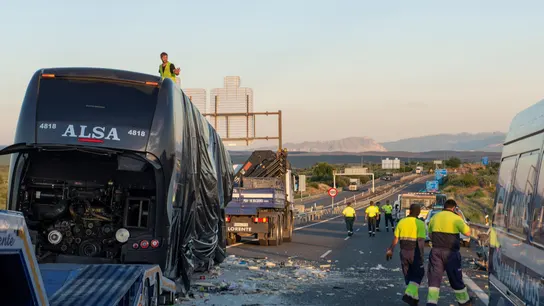 Imagen del autobús y el camión después del siniestro donde dos mujeres han muerto y cinco personas han resultado heridas en Bailén, Jaén. Imagen del autobús y el camión después del siniestro donde dos mujeres han muerto y cinco personas han resultado heridas en Bailén, Jaén.