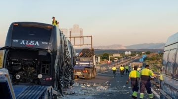 Imagen del autobús y el camión después del siniestro donde dos mujeres han muerto y cinco personas han resultado heridas en Bailén, Jaén. 