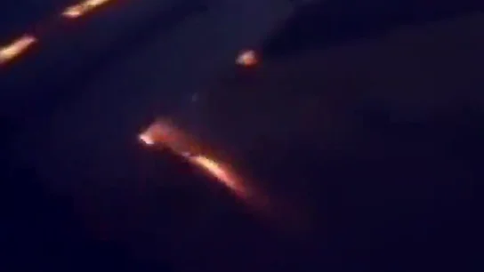 Uno de los motores del avión de Arabia Saudí, en llamas en pleno aterrizaje Uno de los motores del avión de Arabia Saudí, en llamas en pleno aterrizaje