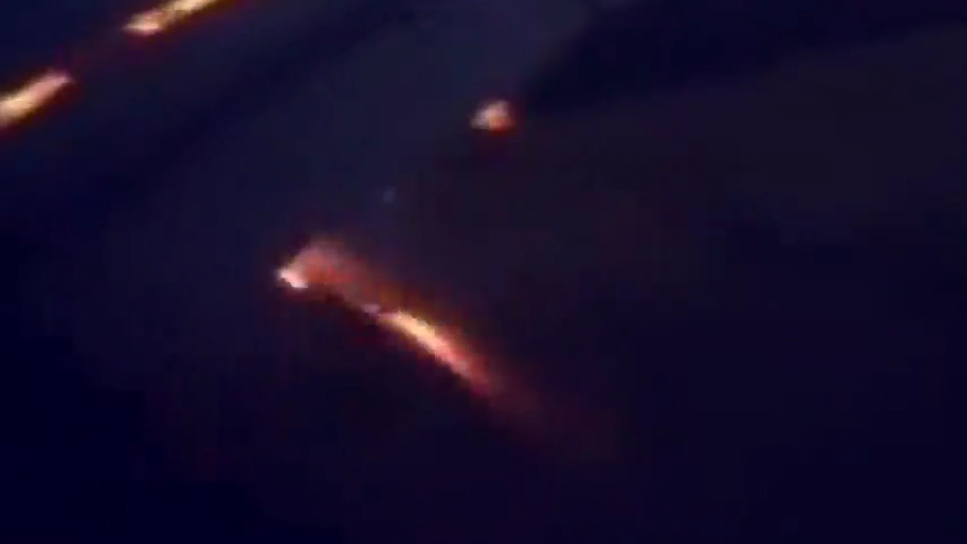 Uno de los motores del avión de Arabia Saudí, en llamas en pleno aterrizaje