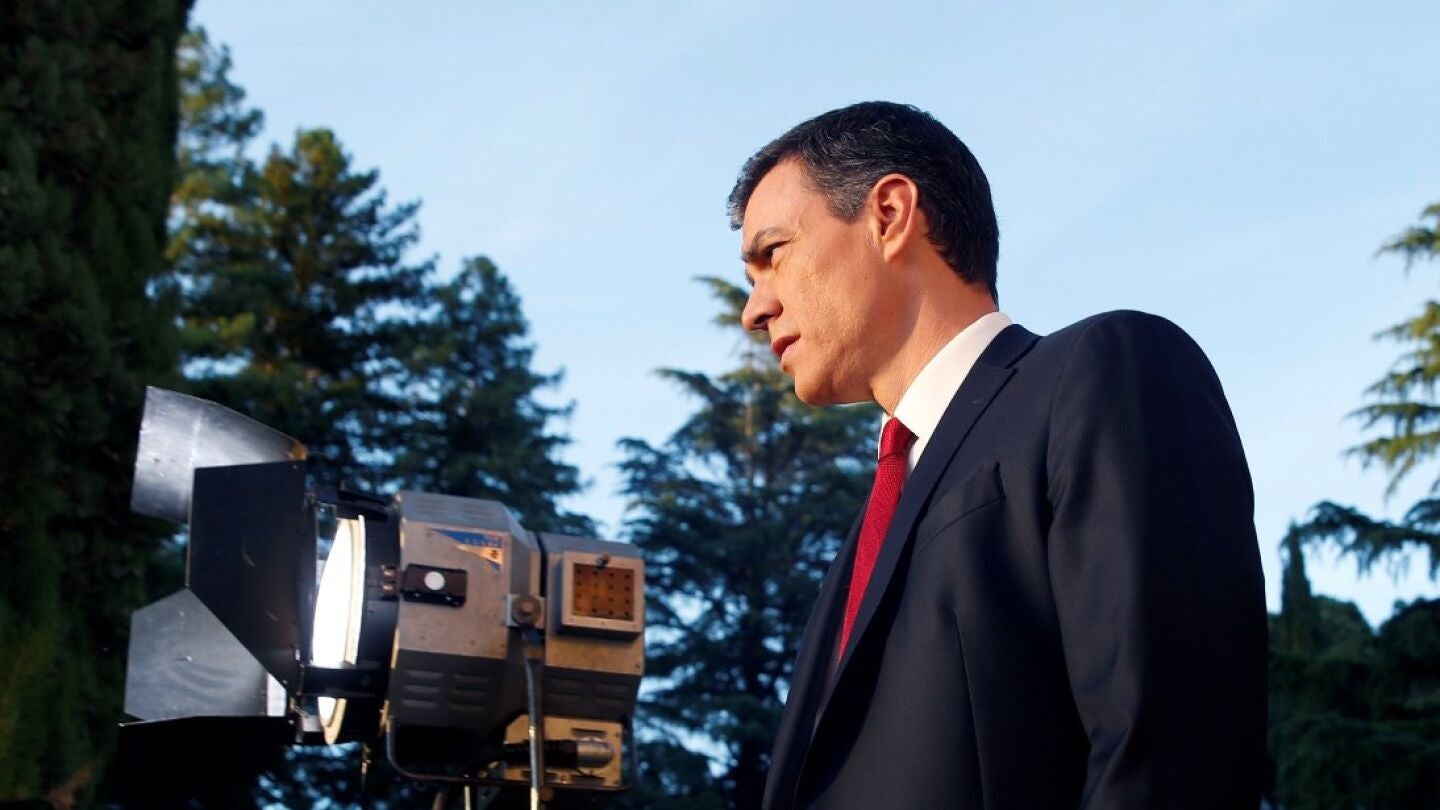 Pedro S&aacute;nchez antes de empezar su entrevista en Moncloa
