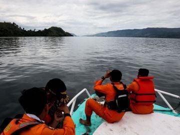 Efectivos de los servicios de rescate buscan víctimas tras el naufragio del barco KM Sinar Bangun, en el lago Toba, en Sumatra Norte (Indonesia) Efectivos de los servicios de rescate buscan víctimas tras el naufragio del barco KM Sinar Bangun, en el lago Toba, en Sumatra Norte (Indonesia)