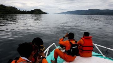 Efectivos de los servicios de rescate buscan víctimas tras el naufragio del barco KM Sinar Bangun, en el lago Toba, en Sumatra Norte (Indonesia)