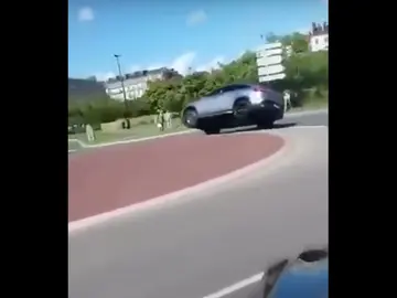Así vuelca un SUV en una rotonda Así vuelca un SUV en una rotonda