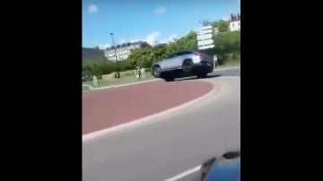 Así vuelca un SUV en una rotonda Así vuelca un SUV en una rotonda