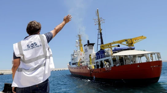 Un miembro de Médicos sin Fronteras despide al barco de rescate Aquarius Un miembro de Médicos sin Fronteras despide al barco de rescate Aquarius