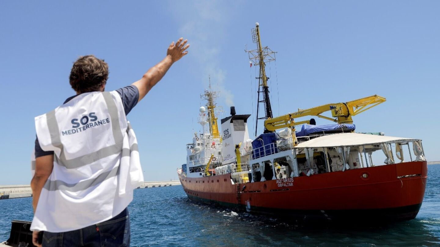 Un miembro de M&eacute;dicos sin Fronteras despide al barco de rescate Aquarius