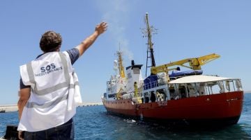 Un miembro de Médicos sin Fronteras despide al barco de rescate Aquarius