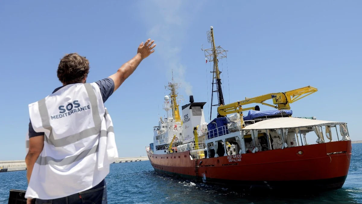 Un miembro de Médicos sin Fronteras despide al barco de rescate Aquarius