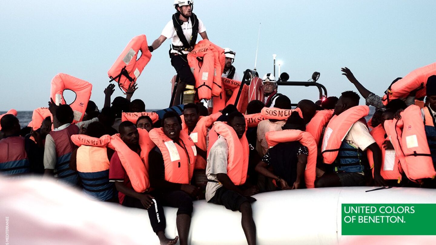 Pol&eacute;mica imagen en la que la marca de ropa Benetton emplea una foto de inmigrantes del Aquarius con fines comerciales
