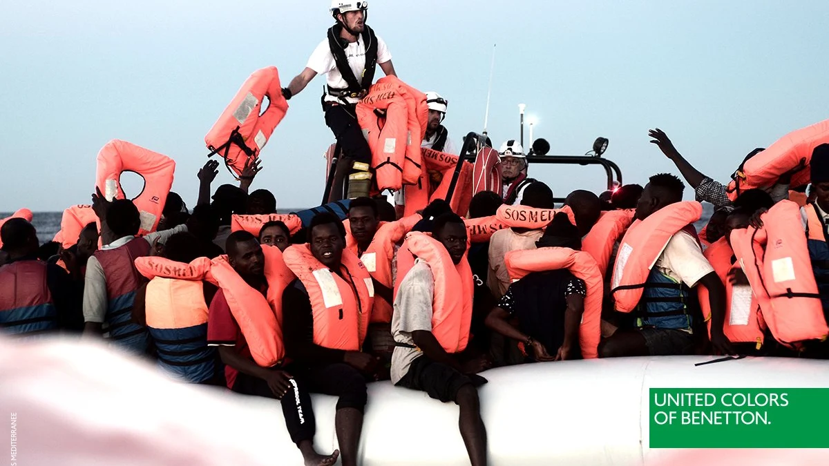 Polémica imagen en la que la marca de ropa Benetton emplea una foto de inmigrantes del Aquarius con fines comerciales