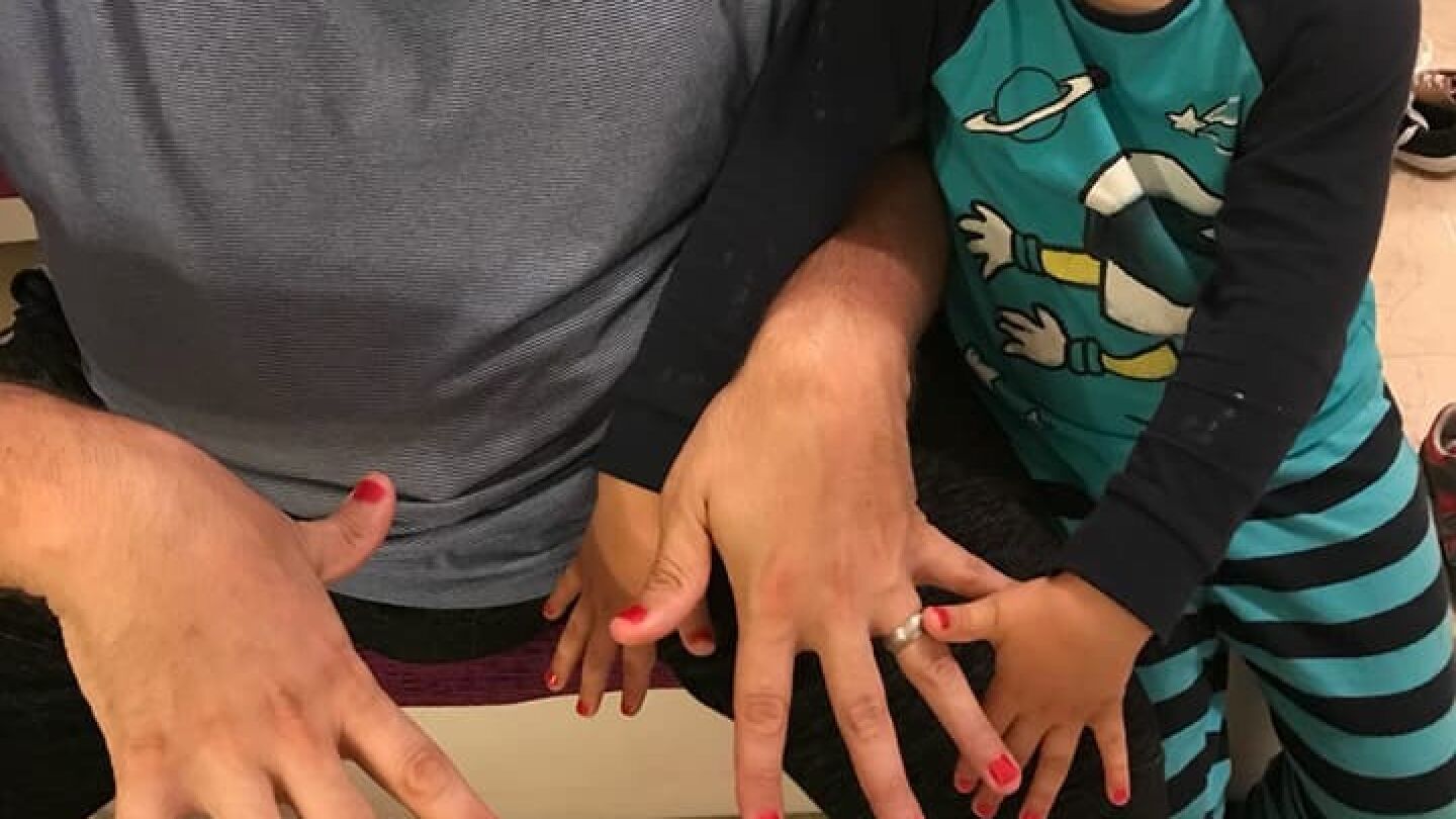 Un padre se pinta las u&ntilde;as por su hijo