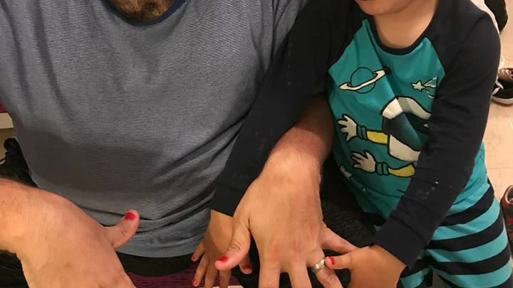 Un padre se pinta las uñas por su hijo