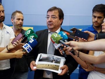 El presidente de la Junta de Extremadura, Guillermo Fernández Vara, atiende a los medios de comunicación tras el encuentro que ha mantenido con el ministro de Fomento. El presidente de la Junta de Extremadura, Guillermo Fernández Vara, atiende a los medios de comunicación tras el encuentro que ha mantenido con el ministro de Fomento.