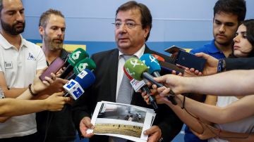 El presidente de la Junta de Extremadura, Guillermo Fernández Vara, atiende a los medios de comunicación tras el encuentro que ha mantenido con el ministro de Fomento.