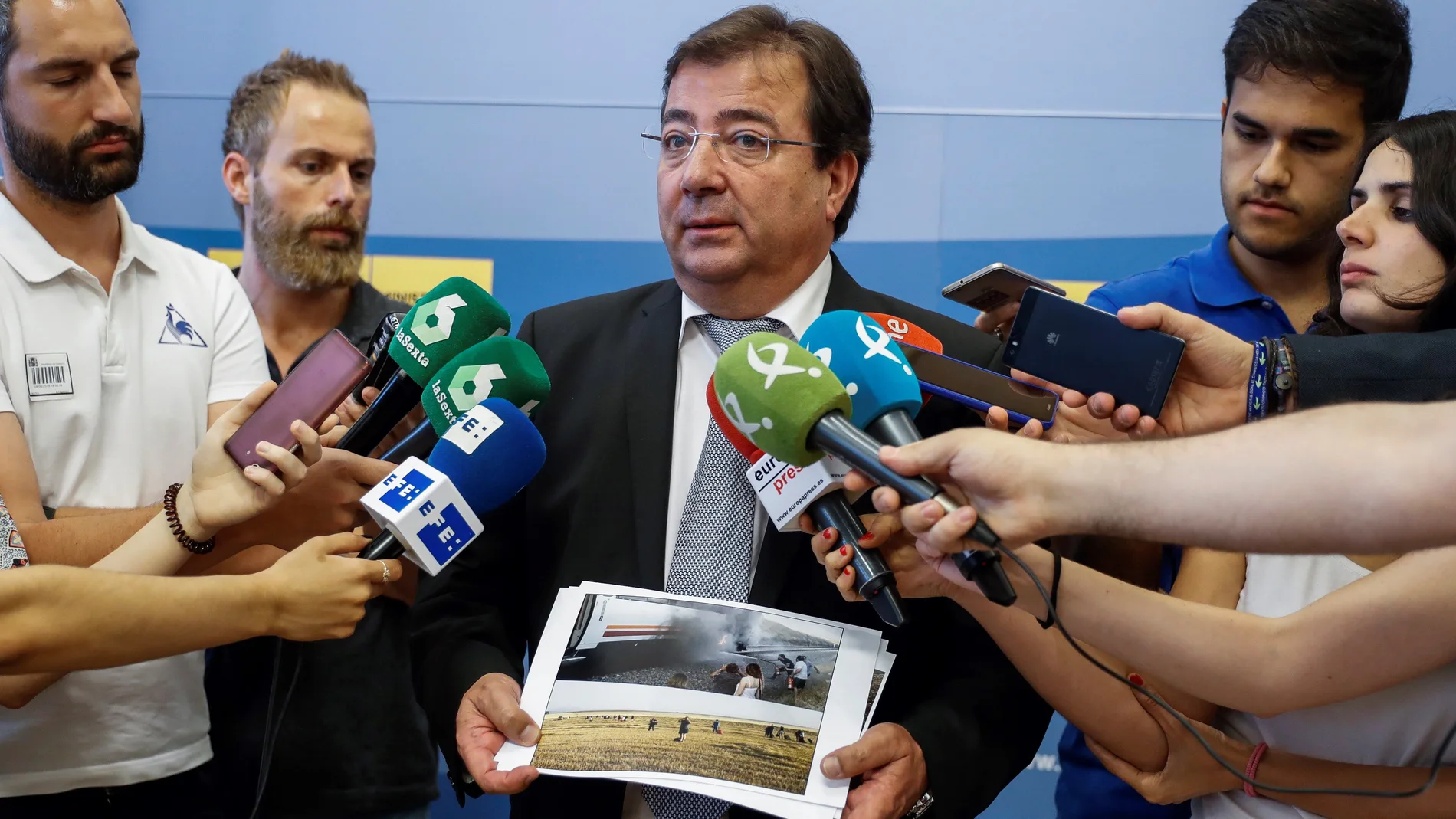 El presidente de la Junta de Extremadura, Guillermo Fernández Vara, atiende a los medios de comunicación tras el encuentro que ha mantenido con el ministro de Fomento.