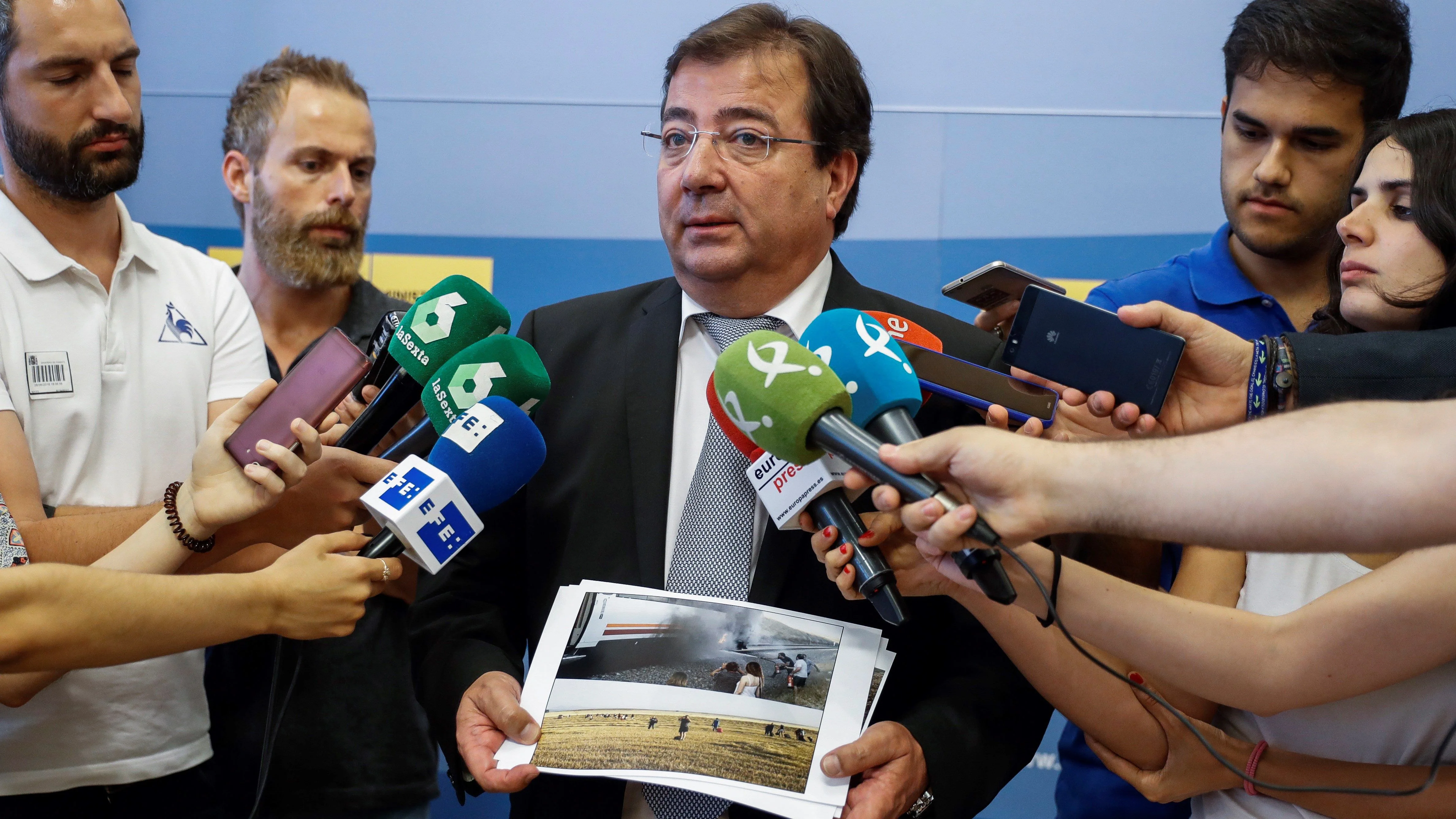 El presidente de la Junta de Extremadura, Guillermo Fernández Vara, atiende a los medios de comunicación tras el encuentro que ha mantenido con el ministro de Fomento.