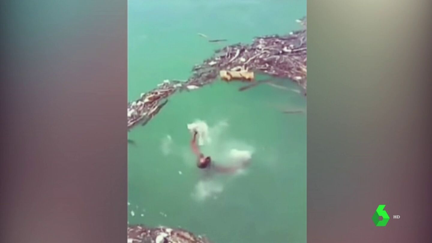 Un hombre ahog&aacute;ndose en un r&iacute;o en Nueva York.