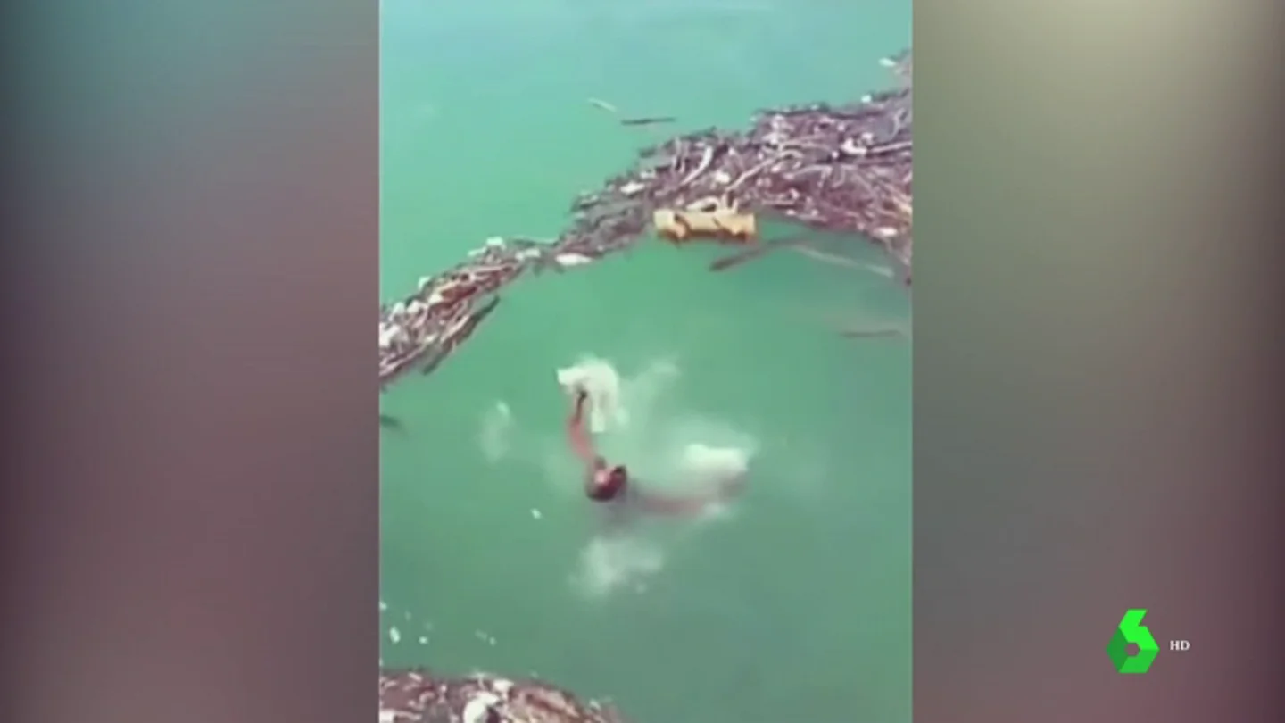 Un hombre ahogándose en un río en Nueva York. Un hombre ahogándose en un río en Nueva York.