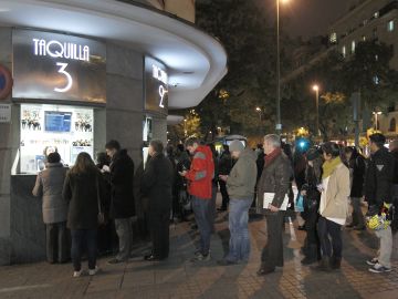 Varias personas hacen cola en las taquillas de una sala de cine de Madrid en una imagen de archivo. Varias personas hacen cola en las taquillas de una sala de cine de Madrid en una imagen de archivo.