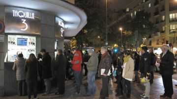 Varias personas hacen cola en las taquillas de una sala de cine de Madrid en una imagen de archivo.