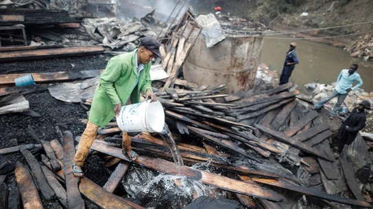 Miembros de los servicios de rescate trabajan entre los escombros tras un incendio en el mercado Gikomba en Nairobi Miembros de los servicios de rescate trabajan entre los escombros tras un incendio en el mercado Gikomba en Nairobi