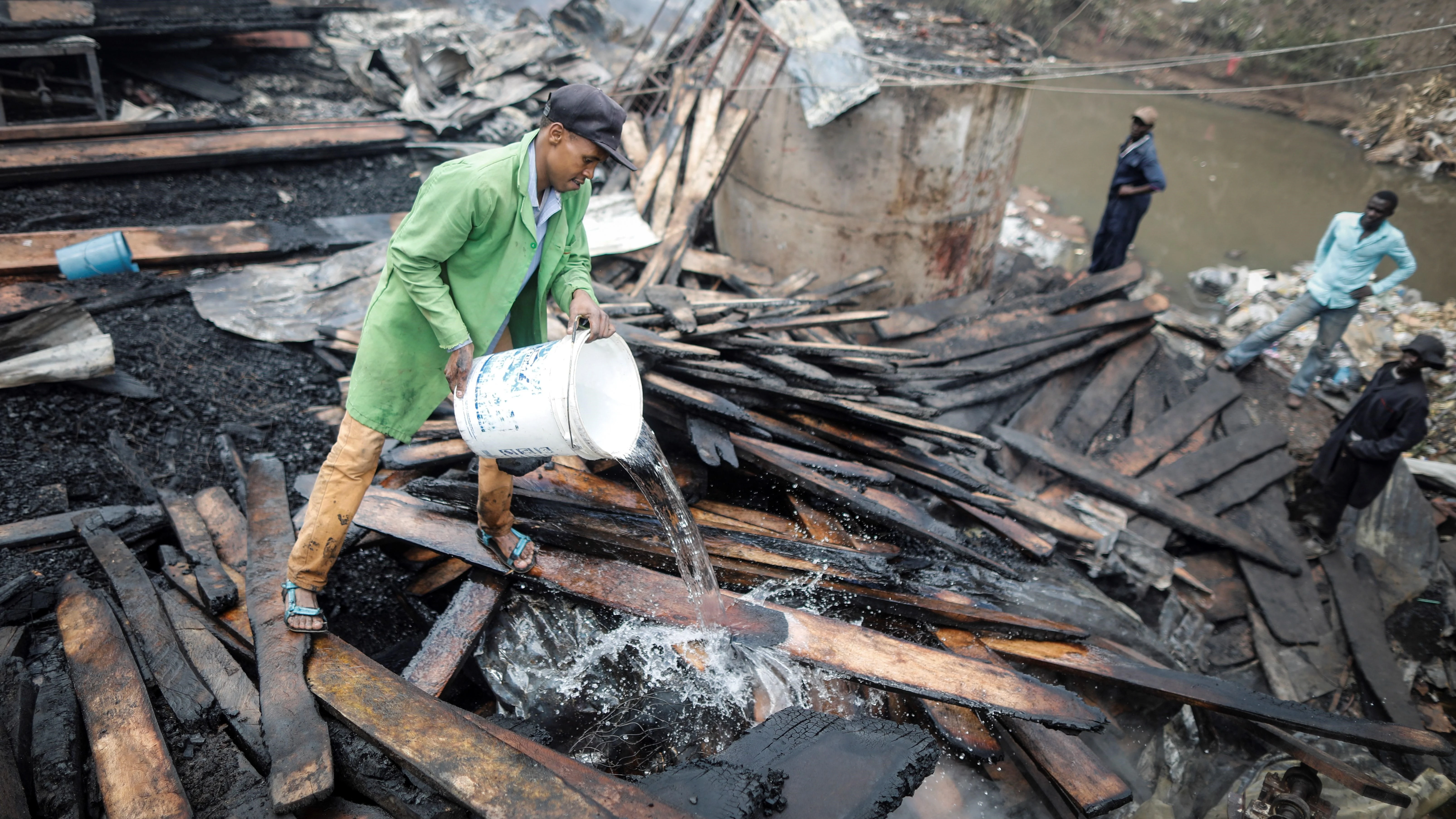 Miembros de los servicios de rescate trabajan entre los escombros tras un incendio en el mercado Gikomba en Nairobi