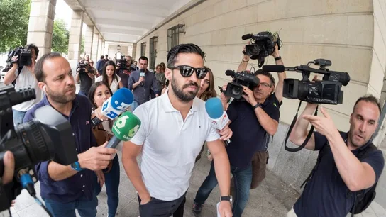 Antena 3 Noticias 1 (29-06-18) El guardia civil de 'La Manada', citado en el Palacio de Justicia de Pamplona el 5 de julio para explicar su intento de renovar el pasaporte Antena 3 Noticias 1 (29-06-18) El guardia civil de 'La Manada', citado en el Palacio de Justicia de Pamplona el 5 de julio para explicar su intento de renovar el pasaporte