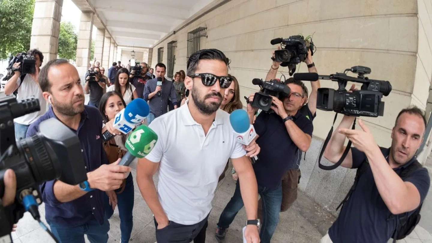 Antena 3 Noticias 1 (29-06-18) El guardia civil de 'La Manada', citado en el Palacio de Justicia de Pamplona el 5 de julio para explicar su intento de renovar el pasaporte Antena 3 Noticias 1 (29-06-18) El guardia civil de 'La Manada', citado en el Palacio de Justicia de Pamplona el 5 de julio para explicar su intento de renovar el pasaporte