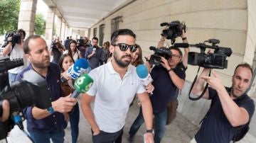 Antena 3 Noticias 1 (29-06-18) El guardia civil de 'La Manada', citado en el Palacio de Justicia de Pamplona el 5 de julio para explicar su intento de renovar el pasaporte