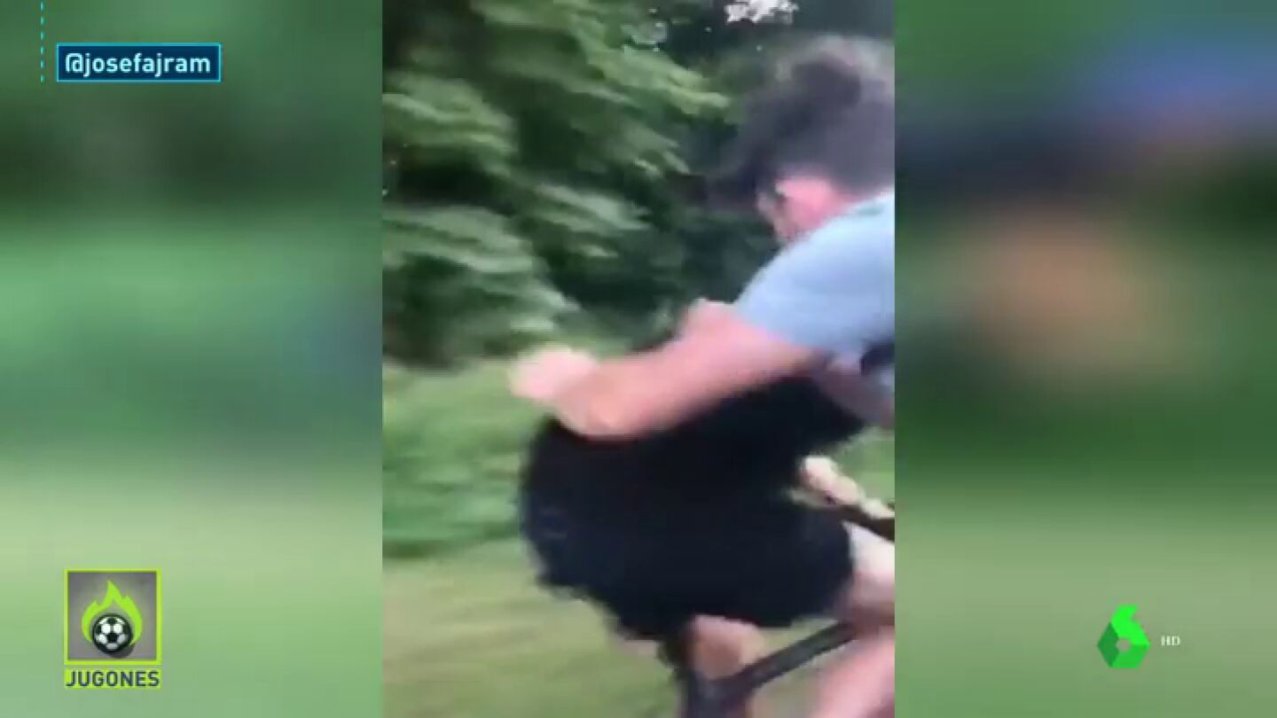 El v&iacute;deo que indigna a la red: aterrador "intento de asesinato" a un ciclista