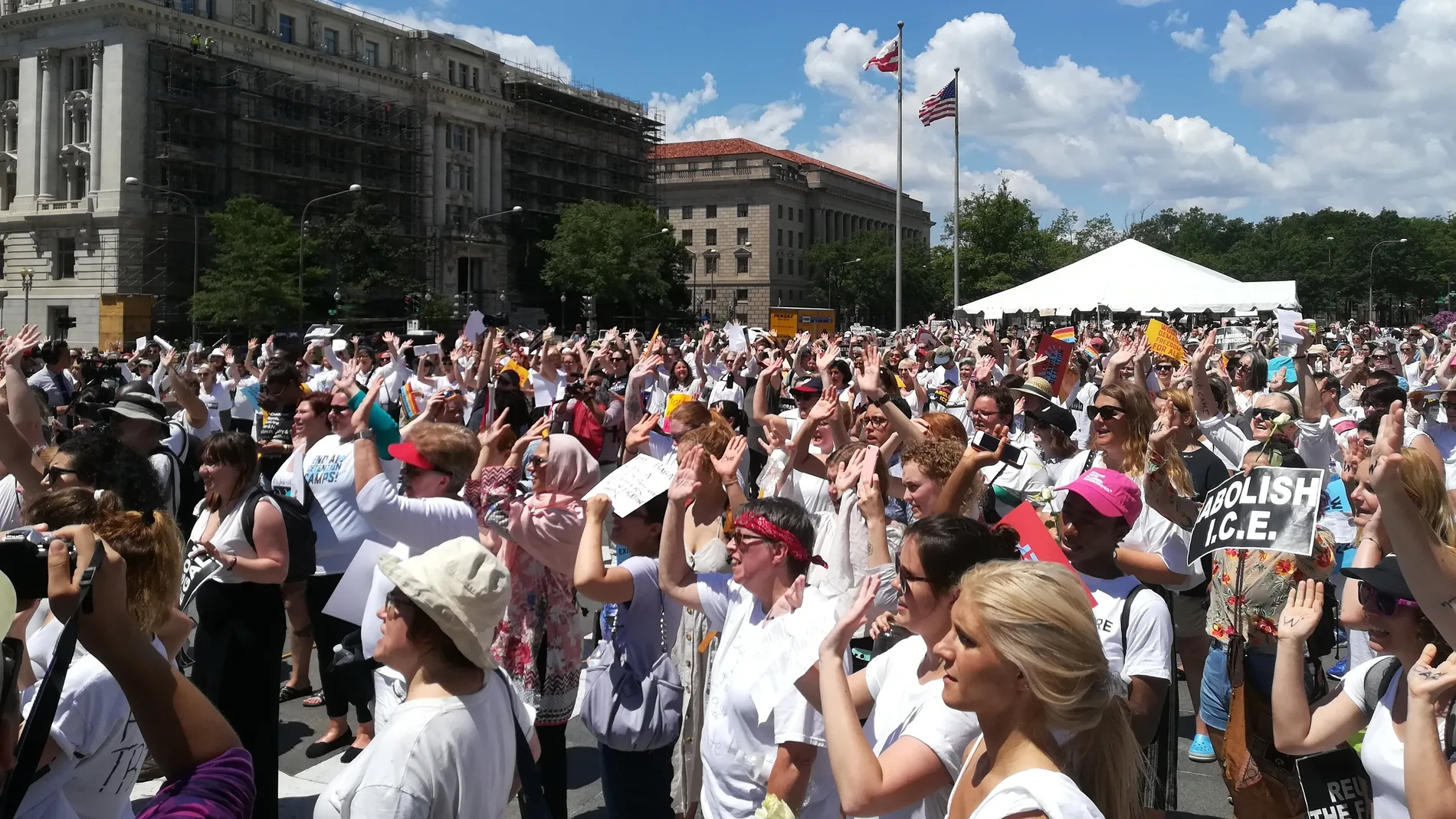 Centenares de mujeres se manifiestan contra las medidas migratorias del presidente Donald Trump en Washington