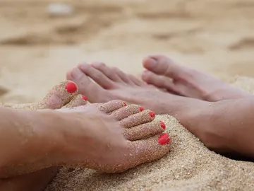 Caminar descalzo en la playa no solo implica posibles cortes y quemaduras, sino también infecciones Caminar descalzo en la playa no solo implica posibles cortes y quemaduras, sino también infecciones