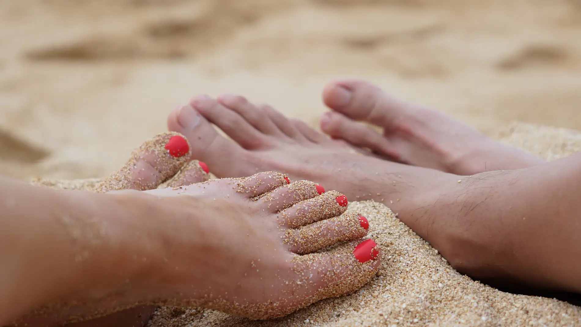 Caminar descalzo en la playa no solo implica posibles cortes y quemaduras, sino también infecciones