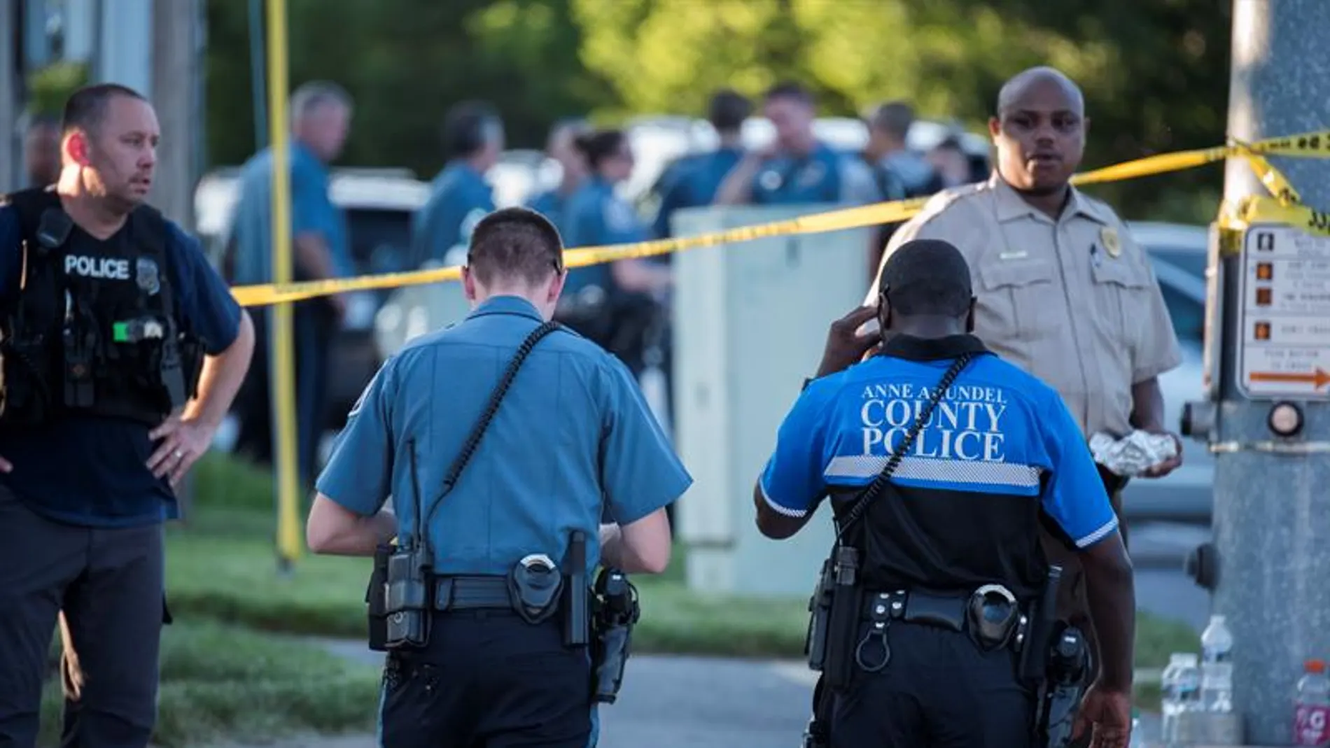 Autoridades y equipos de emergencia llegan a la escena de un tiroteo en Maryland