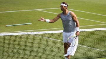 Rafa Nadal entrena en la pista de hierba