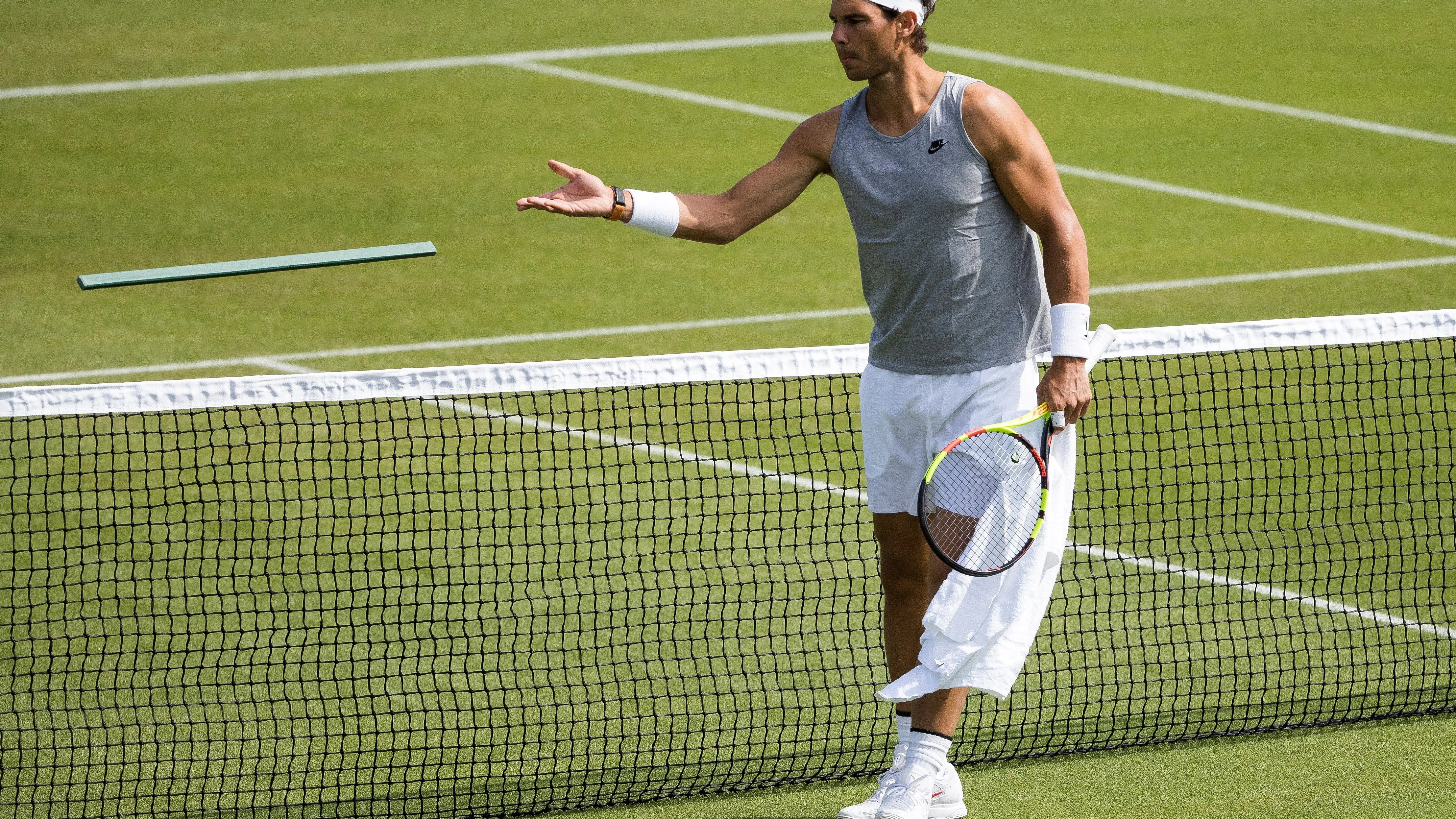 Rafa Nadal entrena en la pista de hierba