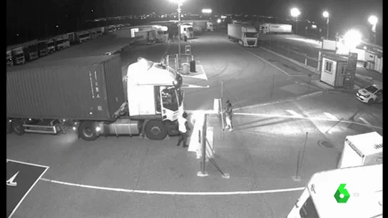 Miembros de una banda intentando robar un camión cargado. Miembros de una banda intentando robar un camión cargado.