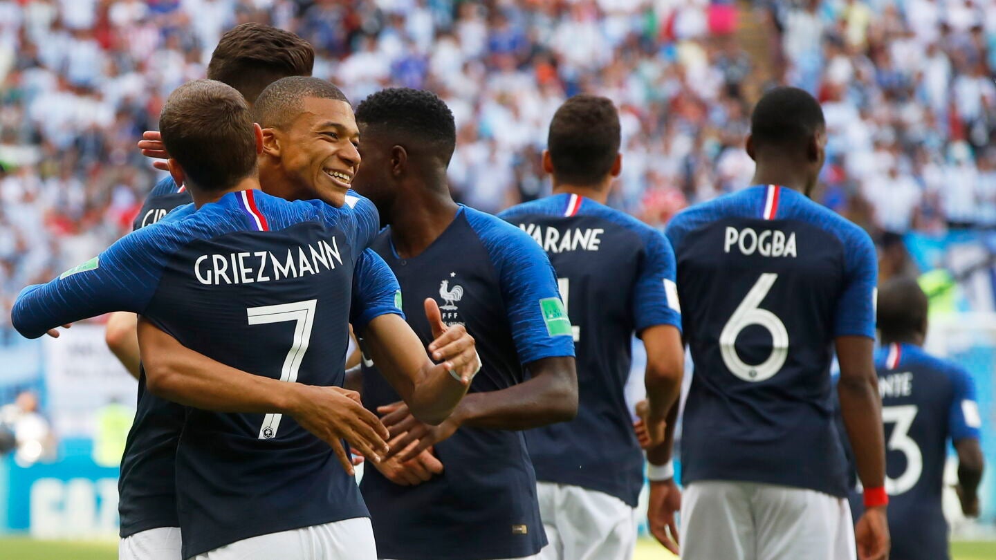 Los jugadores franceses celebran un gol ante Argentina