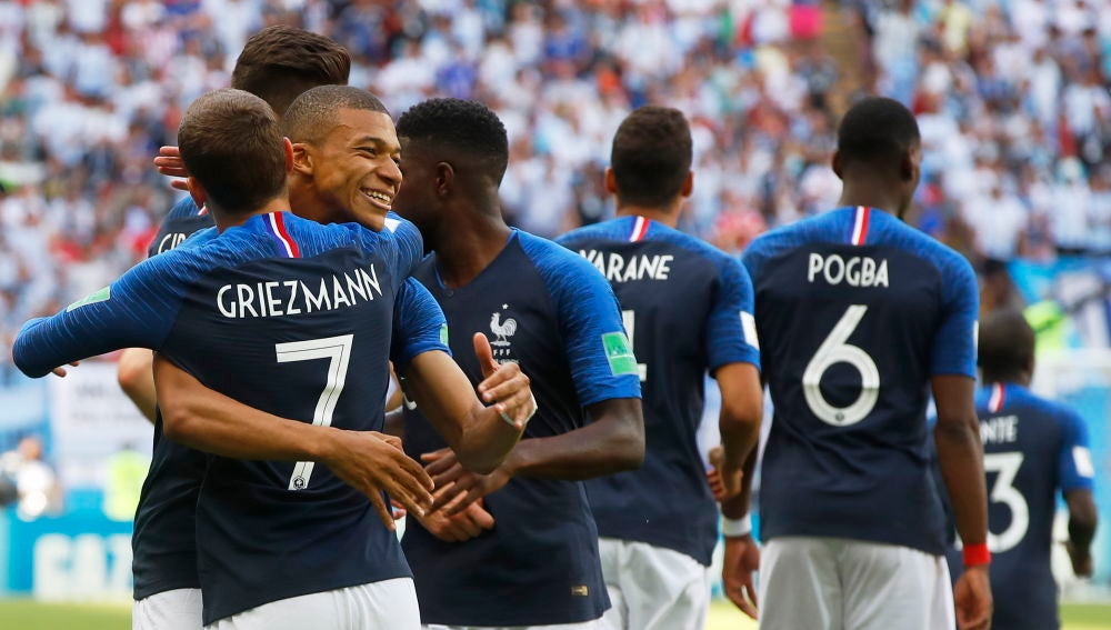 Los jugadores franceses celebran un gol ante Argentina