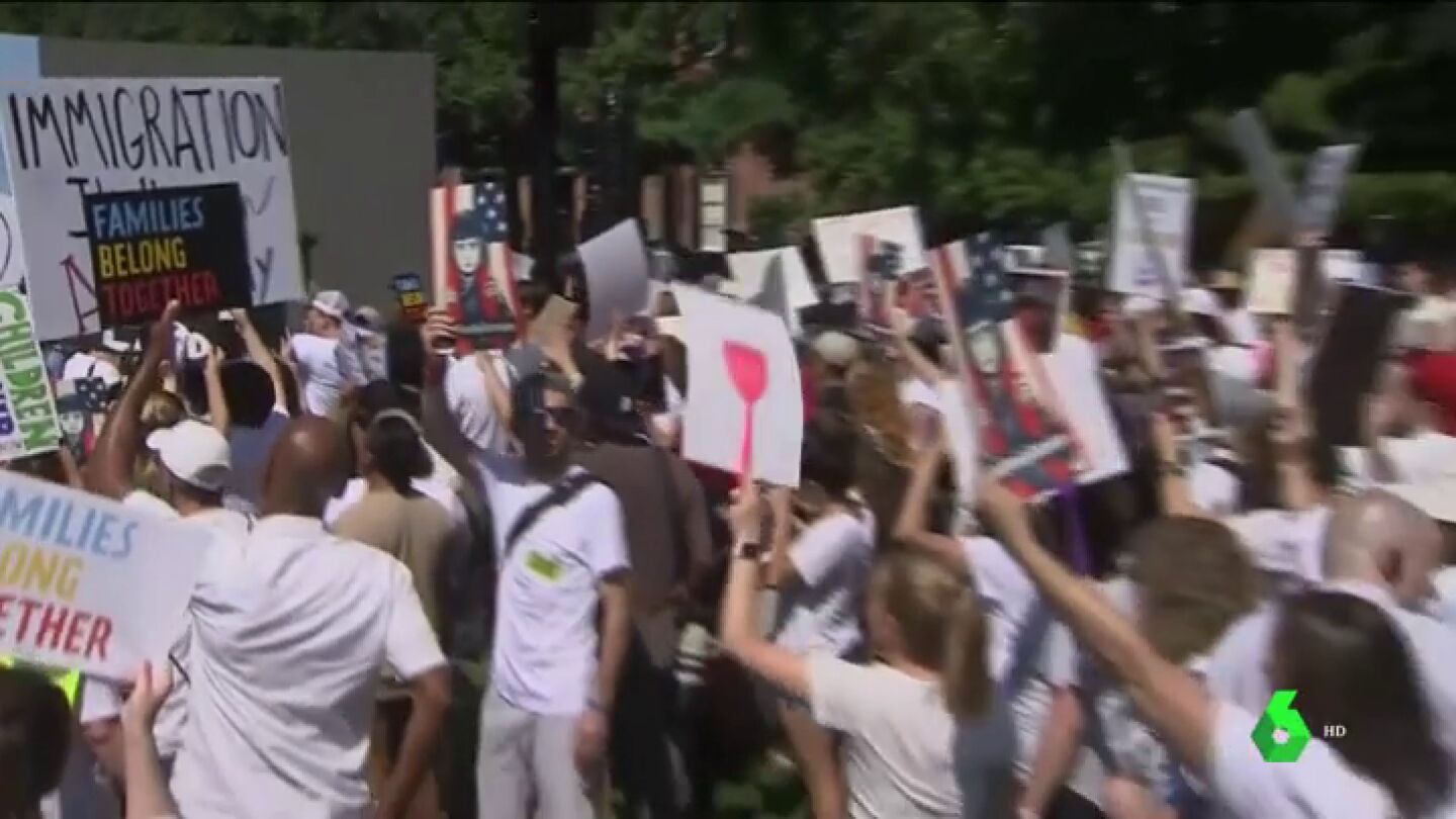 Miles de personas marchan contra Trump por sus pol&iacute;ticas migratorias de separaci&oacute;n de familias en la frontera