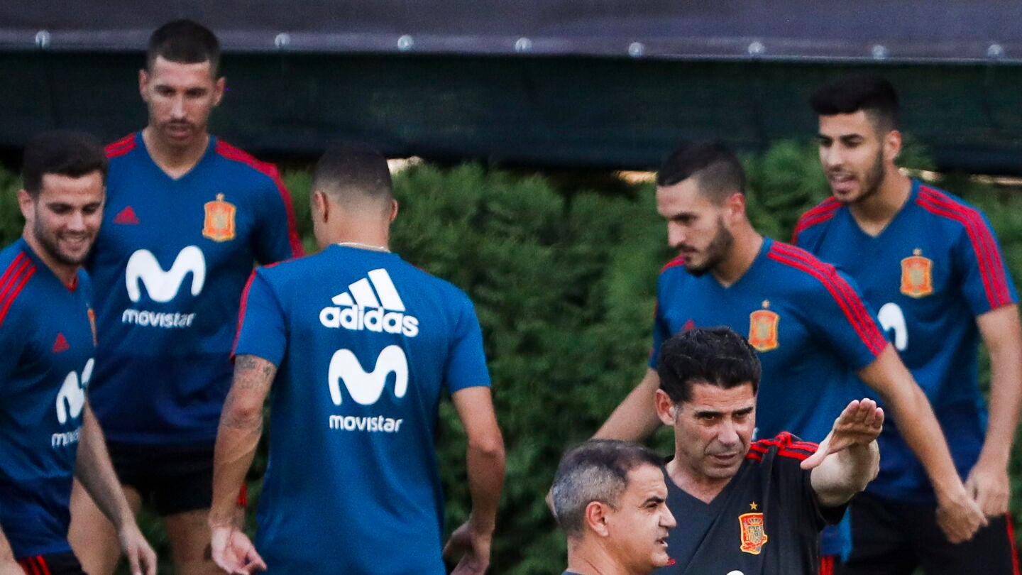 Hierro da instrucciones durante un entrenamiento de Espa&ntilde;a