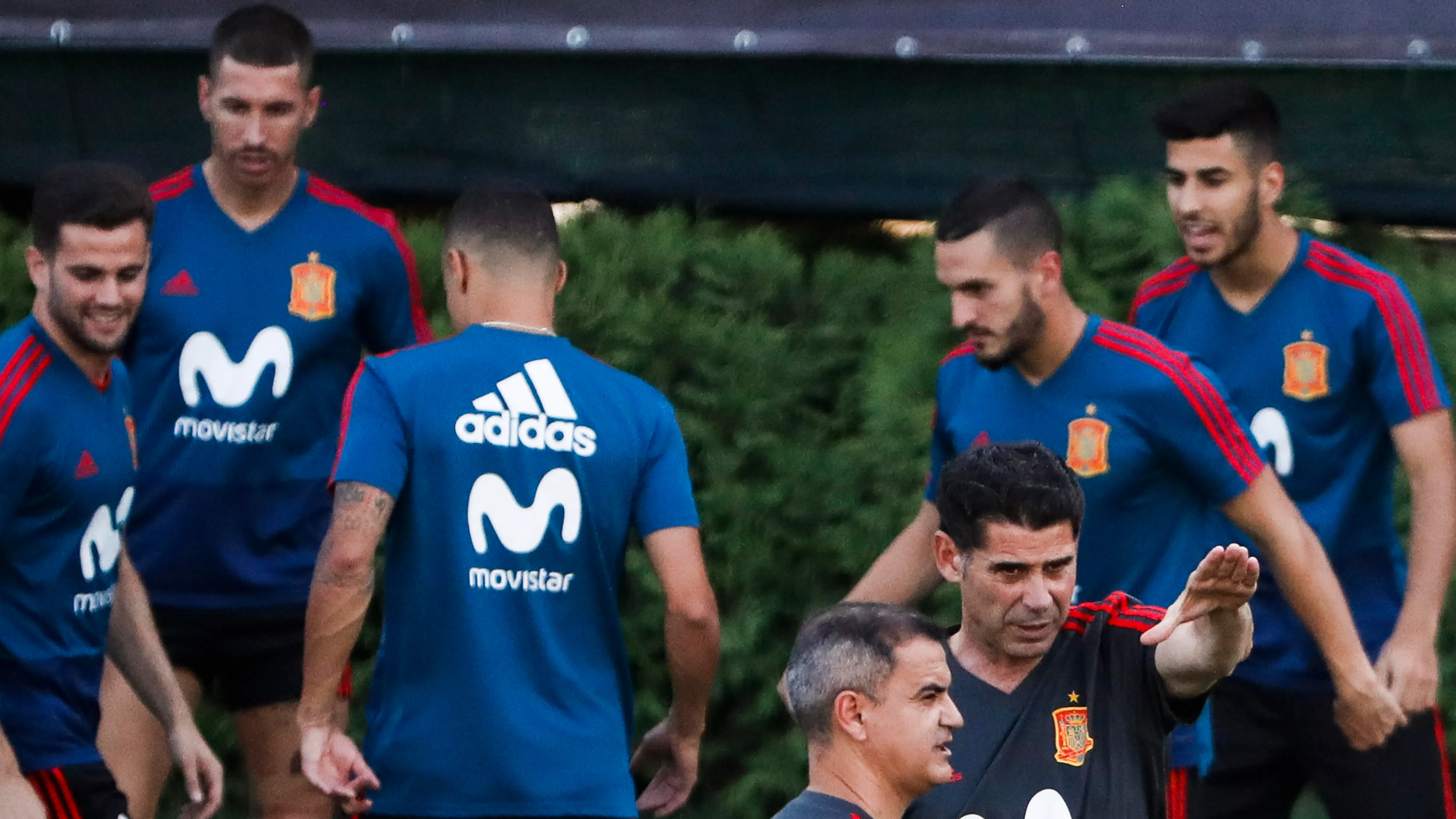 Hierro da instrucciones durante un entrenamiento de España