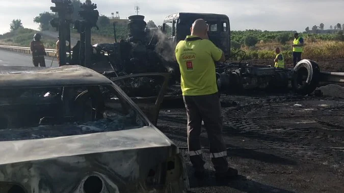 Incendio de un camión en la A-49