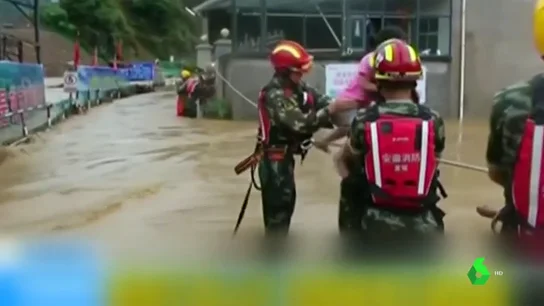 Bomberos ayudando en los rescates Bomberos ayudando en los rescates