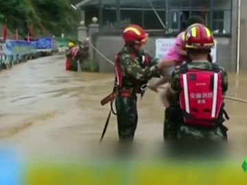 Bomberos ayudando en los rescates Bomberos ayudando en los rescates