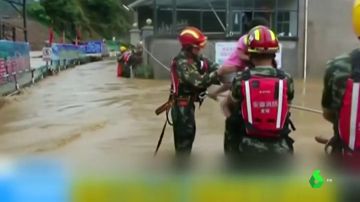 Bomberos ayudando en los rescates